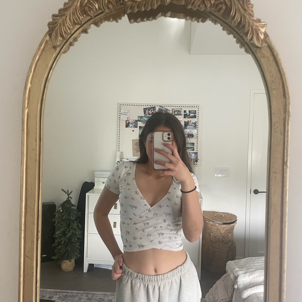 Hollister Flowered Top White with blue flowers Size: XS
